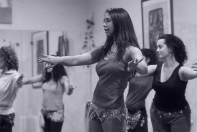 Ense�ando una Clase de danza Oriental en Madrid - El Karnak